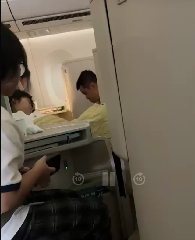 B&aacute;c sĩ cứu sống b&eacute; g&aacute;i bị co giật tr&ecirc;n chuyến bay TP.HCM - H&agrave; Nội- Ảnh 1.