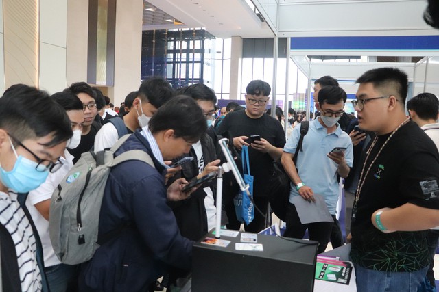 Khó xin việc vì bị chê 'già' - Ảnh 1.