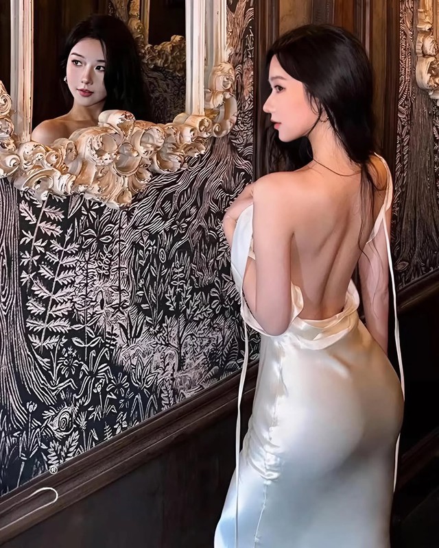 Vẻ đẹp quyến rũ mơ màng của váy hở lưng Vẻ đẹp quyến rũ mơ màng của váy hở lưng
