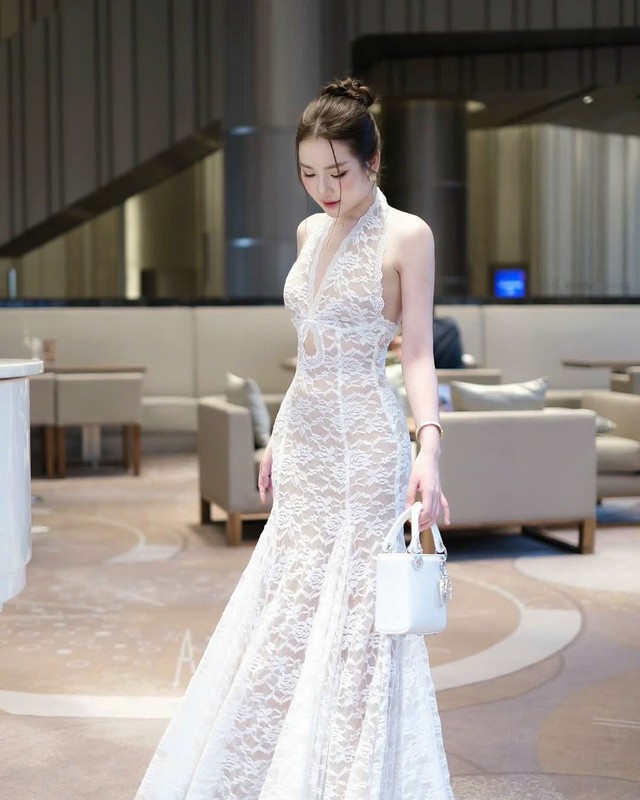 Váy ren, cổ điển kiêu kỳ nhưng lại rất hiện đại và thời thượng - Ảnh 2.