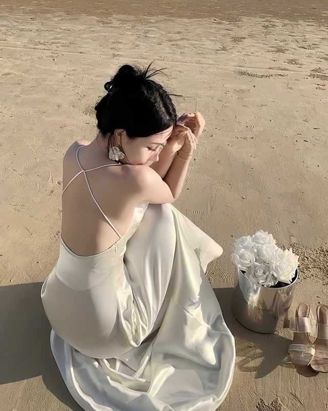 Vẻ đẹp quyến rũ mơ màng của váy hở lưng- Ảnh 2. Vẻ đẹp quyến rũ mơ màng của váy hở lưng- Ảnh 2.