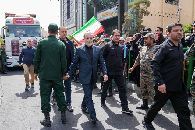 Hàng nghìn người tham dự tang lễ 'lịch sử' các chỉ huy, nhà khoa học Iran - Ảnh 3.