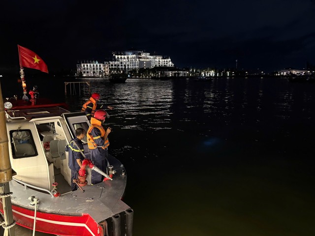Tìm thấy thi thể bé trai 9 tuổi đuối nước khi tắm biển Hạ Long
- Ảnh 1. Tìm thấy thi thể bé trai 9 tuổi đuối nước khi tắm biển Hạ Long
- Ảnh 1.