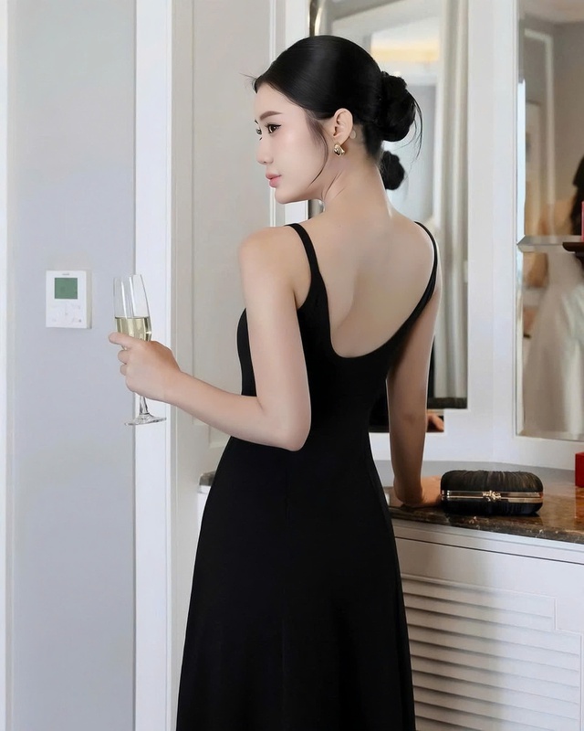 Vẻ đẹp quyến rũ mơ màng của váy hở lưng- Ảnh 7. Vẻ đẹp quyến rũ mơ màng của váy hở lưng- Ảnh 7.
