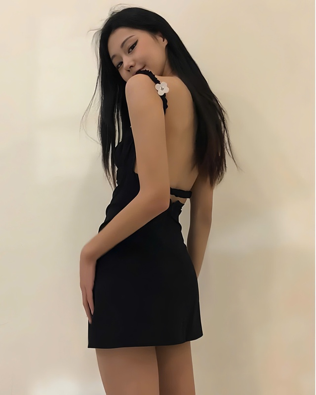 Vẻ đẹp quyến rũ mơ màng của váy hở lưng- Ảnh 8. Vẻ đẹp quyến rũ mơ màng của váy hở lưng- Ảnh 8.