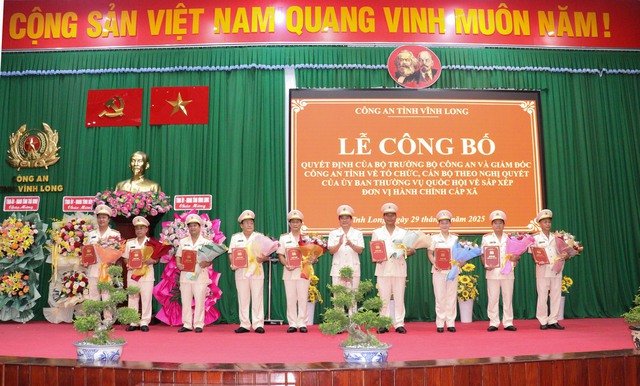 Vĩnh Long công bố lãnh đạo công an tỉnh và công an xã, phường sau sáp nhập- Ảnh 2.