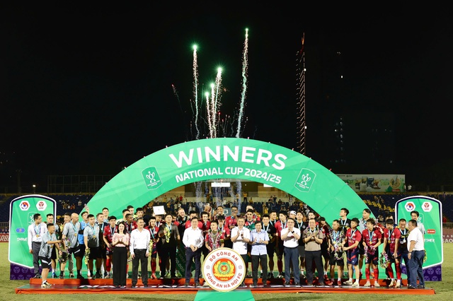 Đội CAHN thắng đậm SLNA 5-0: Vô địch Cúp quốc gia với tiền thưởng 2 tỉ đồng- Ảnh 1.