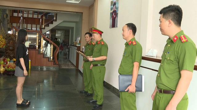 Khám xét đồng thời 5 địa điểm liên quan đến trùm giang hồ Vi ‘ngộ’ Khám xét đồng thời 5 địa điểm liên quan đến trùm giang hồ Vi ‘ngộ’