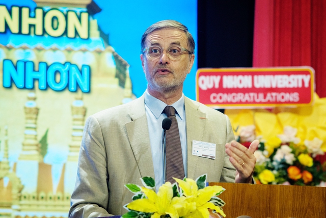 Giáo sư Nobel vật lý 2016 truyền cảm hứng kết nối thế hệ trẻ tại Quy Nhơn - Ảnh 3. Giáo sư Nobel vật lý 2016 truyền cảm hứng kết nối thế hệ trẻ tại Quy Nhơn - Ảnh 3.