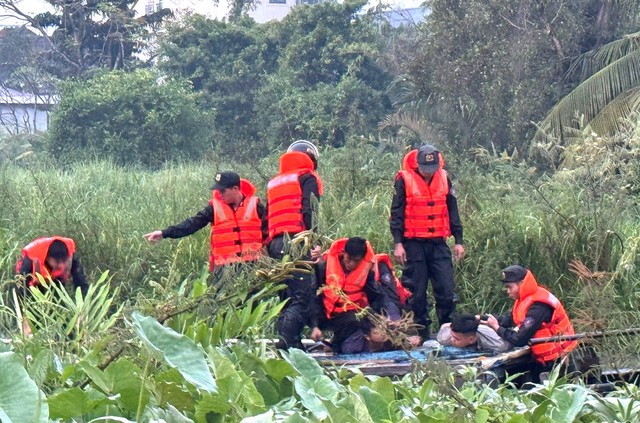 Bắt giữ nhóm người hút cát lậu trên sông Đồng Nai