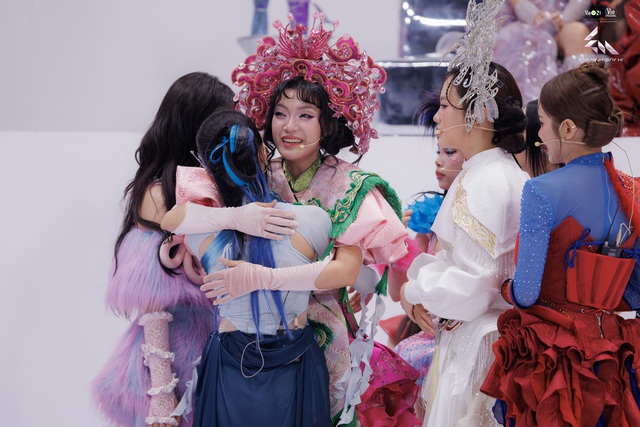 Ai ra về khiến 'Em xinh say hi' lập kỷ lục lượt xem?- Ảnh 5. Ai ra về khiến 'Em xinh say hi' lập kỷ lục lượt xem?- Ảnh 5.