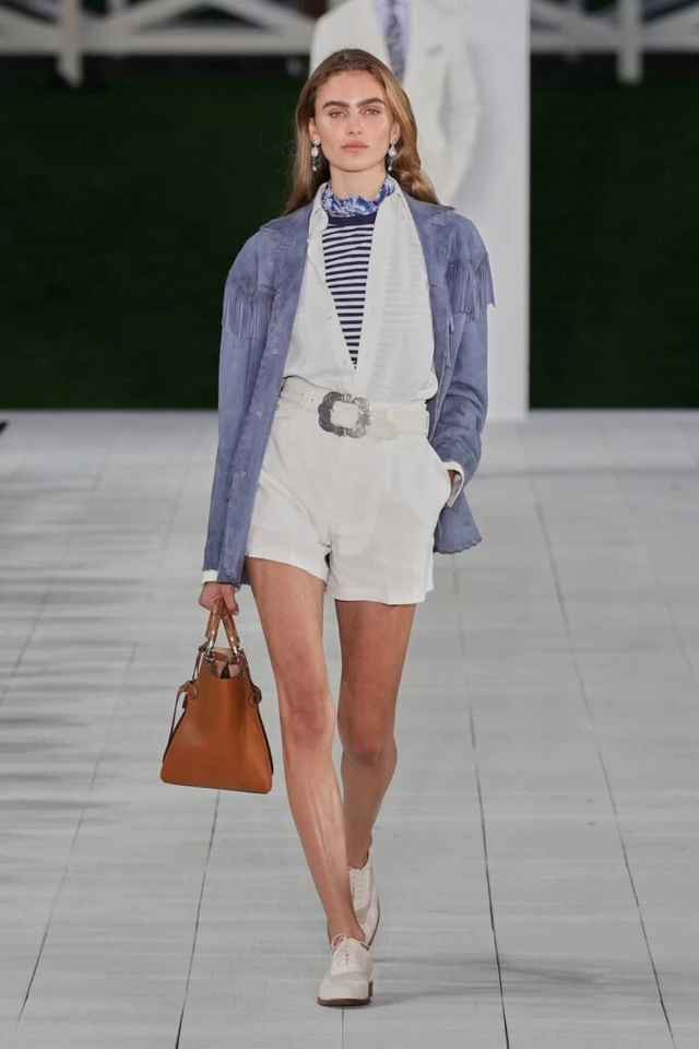 Phong cách navy chic, gợi ý trang phục du lịch đẹp nhất dành cho nàng- Ảnh 7. Phong cách navy chic, gợi ý trang phục du lịch đẹp nhất dành cho nàng- Ảnh 7.
