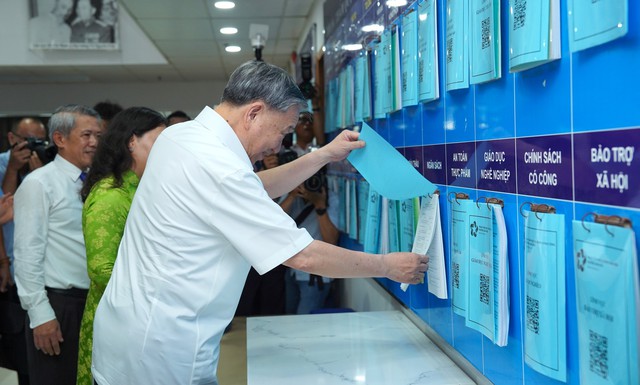 Tổng Bí thư Tô Lâm kiểm tra việc công bố thủ tục tại Trung tâm phục vụ hành chính công phường Xuân Hòa. ẢNH: NGUYỄN ANH Tổng Bí thư Tô Lâm kiểm tra việc công bố thủ tục tại Trung tâm phục vụ hành chính công phường Xuân Hòa. ẢNH: NGUYỄN ANH