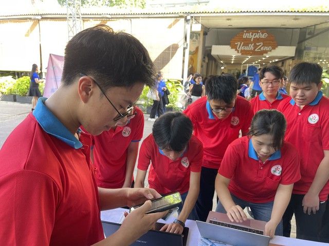 Học sinh sử dụng thẻ số hóa giúp người dân tiếp cận công nghệ dễ dàng hơn - Ảnh 1.
