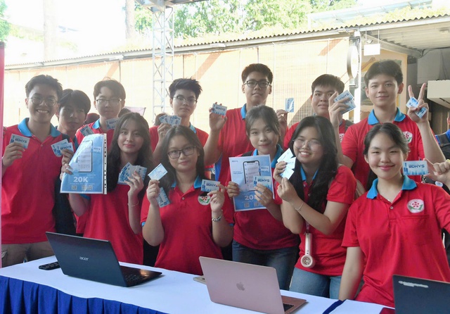 Học sinh giúp người dân xử lý công việc chỉ bằng một cái chạm - Ảnh 1.