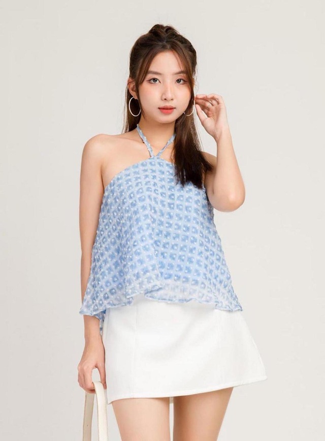 Áo cổ yếm chạm vào nét duyên thanh nhã của nàng Áo cổ yếm chạm vào nét duyên thanh nhã của nàng