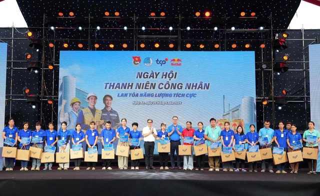 Hơn 1.000 công nhân Nghệ An được chăm sóc sức khỏe miễn phí - Ảnh 1.