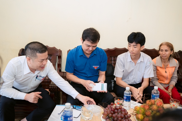 Trao học bổng Tiếp sức mùa thi và tặng ‘Phòng Tin học cho em’ tại Gia Lai - Ảnh 1.