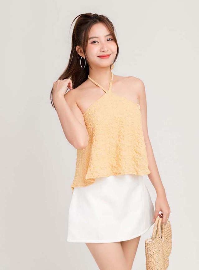 Áo cổ yếm chạm vào nét duyên thanh nhã của nàng - Ảnh 2.
