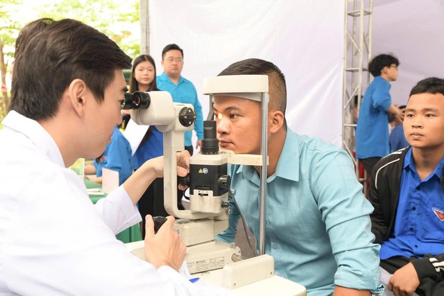 Hơn 1.000 công nhân Nghệ An được chăm sóc sức khỏe miễn phí - Ảnh 2.