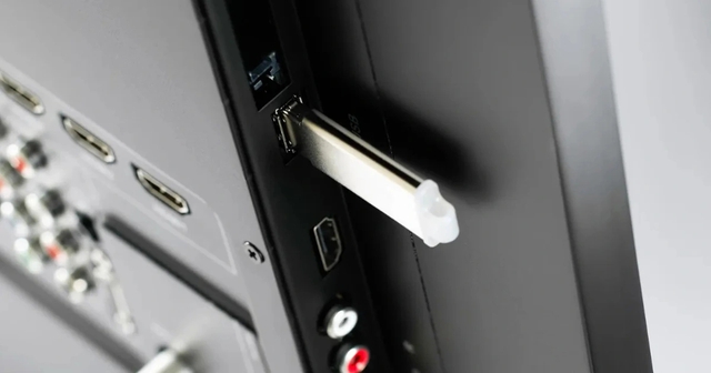 Những phụ kiện Smart TV người d&ugrave;ng n&ecirc;n xem x&eacute;t - Ảnh 1.