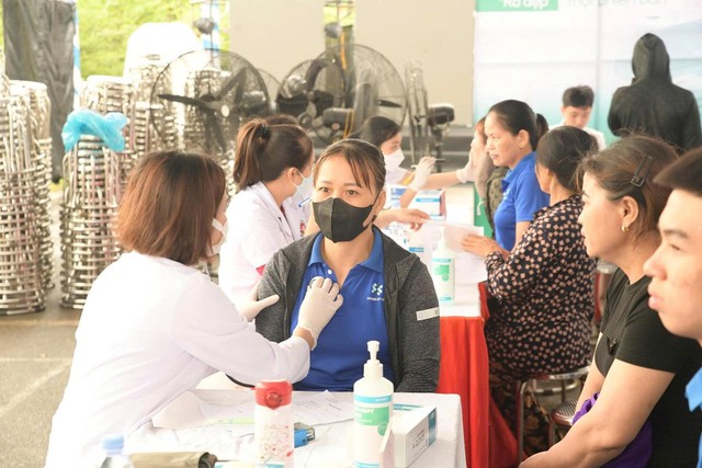 Hơn 1.000 công nhân Nghệ An được chăm sóc sức khỏe miễn phí - Ảnh 3.