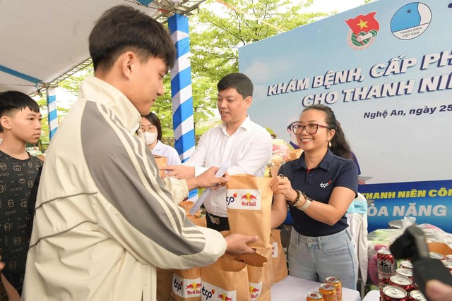 Hơn 1.000 công nhân Nghệ An được chăm sóc sức khỏe miễn phí - Ảnh 4.