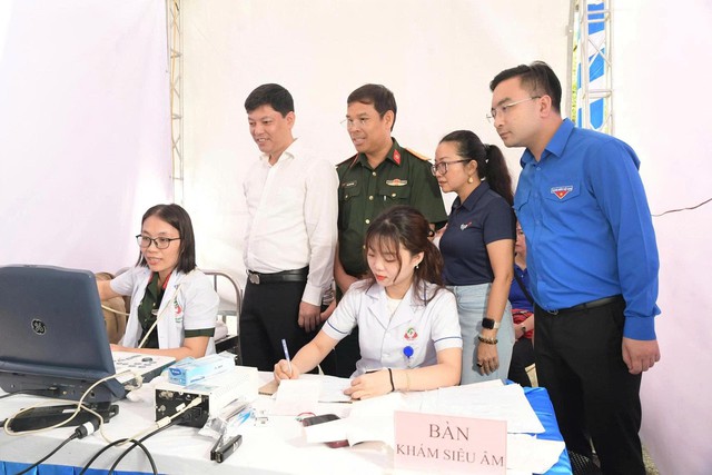 Hơn 1.000 công nhân Nghệ An được chăm sóc sức khỏe miễn phí - Ảnh 5.