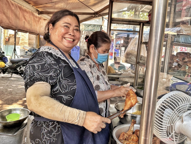 Bà chủ qua đời ở Canada: Quán The Lunch Lady ở TP.HCM vừa ra thông báo mới- Ảnh 3. Bà chủ qua đời ở Canada: Quán The Lunch Lady ở TP.HCM vừa ra thông báo mới- Ảnh 3.