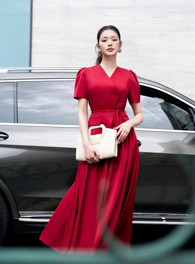5 chiếc váy midi sang trọng, hợp cả đi làm lẫn đi tiệc- Ảnh 3. 5 chiếc váy midi sang trọng, hợp cả đi làm lẫn đi tiệc- Ảnh 3.