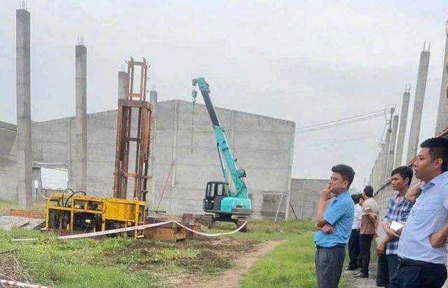 Công an vào cuộc vụ sập tường khiến 2 bà cháu tử vong tại Long An - Ảnh 1.