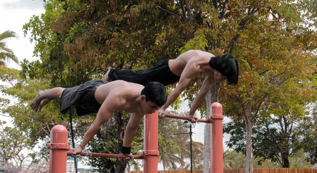 Công viên biến thành 'phòng gym' của những chàng trai 6 múi - Ảnh 3.