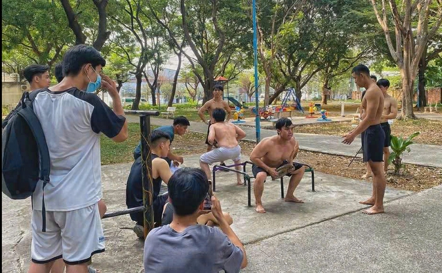 Công viên biến thành ‘phòng gym’ của những chàng trai 6 múi Công viên biến thành ‘phòng gym’ của những chàng trai 6 múi