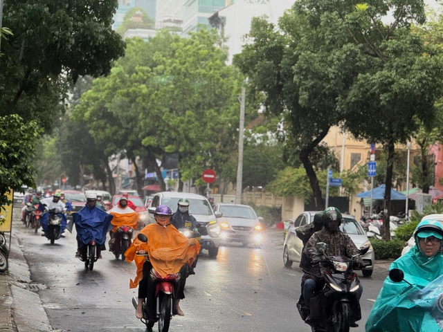 Mưa lớn ở TP.HCM từ sáng nay 3.6, vì sao?- Ảnh 1. Mưa lớn ở TP.HCM từ sáng nay 3.6, vì sao?- Ảnh 1.