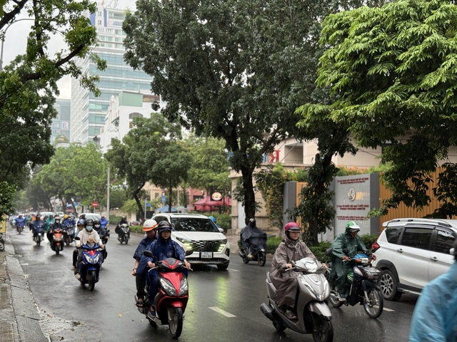 Mưa lớn ở TP.HCM từ sáng nay 3.6, vì sao?- Ảnh 2. Mưa lớn ở TP.HCM từ sáng nay 3.6, vì sao?- Ảnh 2.