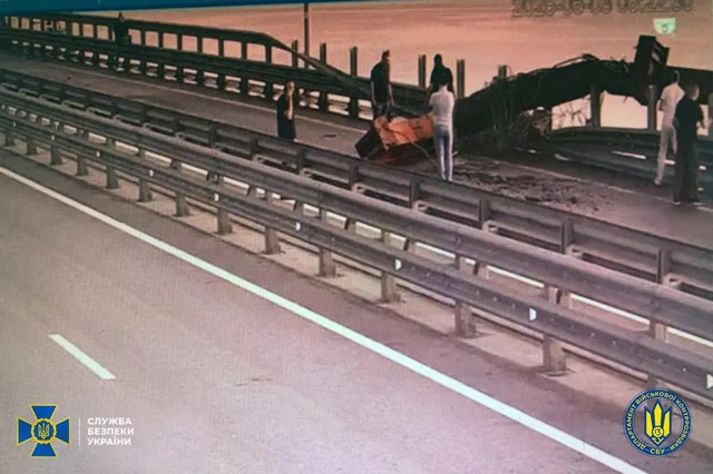 Nóng: Ukraine tuyên bố đánh thuốc nổ cầu Crimea - Ảnh 2.