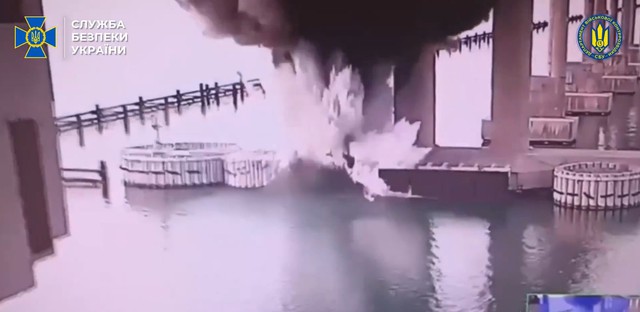 Nóng: Ukraine tuyên bố đánh thuốc nổ cầu Crimea - Ảnh 1.