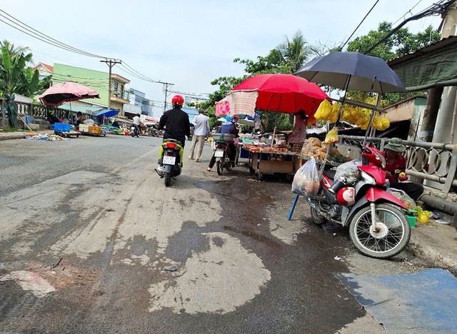 Buôn bán lấn chiếm trên cầu- Ảnh 1.