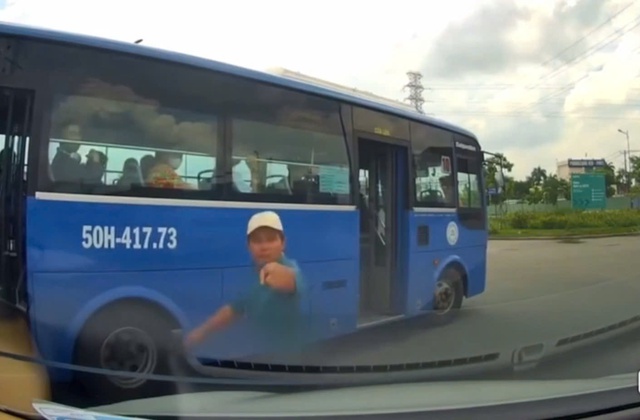 TP.HCM: Xe buýt chặn ngang đường Võ Nguyên Giáp, tài xế chỉ trỏ người đi đường - Ảnh 1.