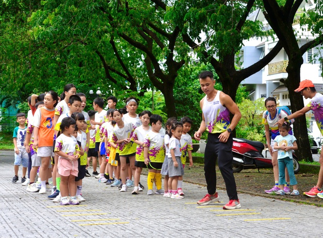 Lớp chạy bộ miễn phí giúp trẻ em bớt xem điện thoại Lớp chạy bộ miễn phí giúp trẻ em bớt xem điện thoại
