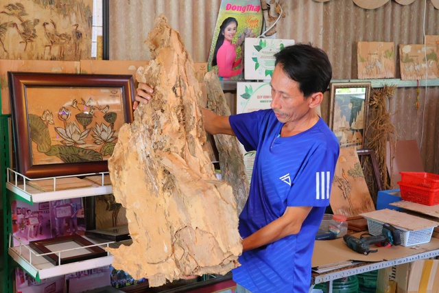 Thầy giáo kể chuyện sếu đầu đỏ bằng tranh vỏ tràm- Ảnh 3. Thầy giáo kể chuyện sếu đầu đỏ bằng tranh vỏ tràm- Ảnh 3.
