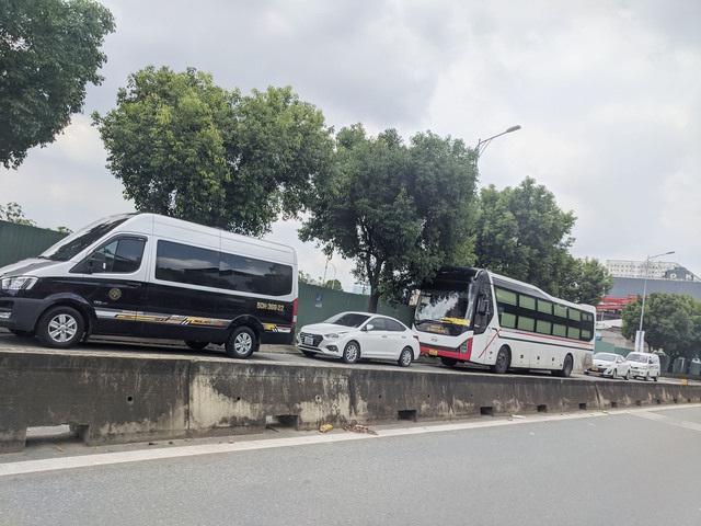 Xe khách, ô tô đậu bát nháo trên đường Xe khách, ô tô đậu bát nháo trên đường