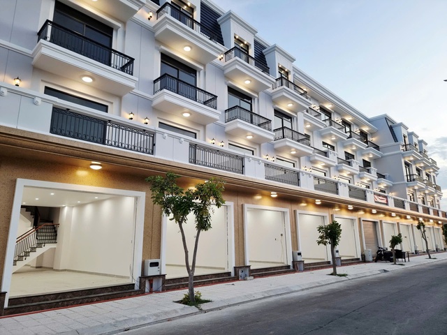 Bình Sơn Ocean Park chính thức bàn giao quỹ shophouse đầu tiên tới khách hàng - Ảnh 1.