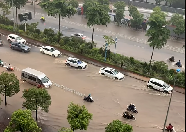 Đường phố Hà Nội ngập sâu sau cơn mưa lớn, phương tiện 'bơi' trong biển nước - Ảnh 7.