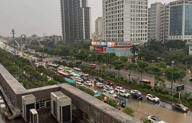 Đường phố Hà Nội ngập sâu sau cơn mưa lớn, phương tiện 'bơi' trong biển nước - Ảnh 6.