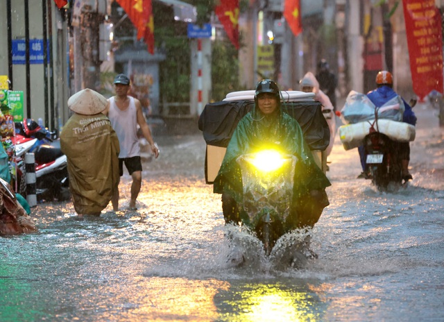 Đường phố Hà Nội ngập sâu sau cơn mưa lớn, phương tiện 'bơi' trong biển nước - Ảnh 8.