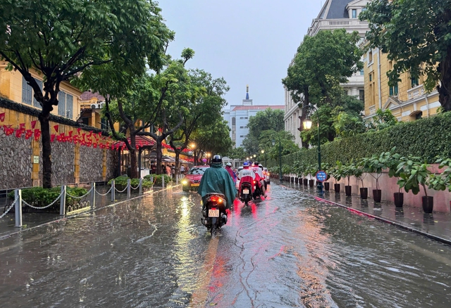 Đường phố Hà Nội ngập sâu sau cơn mưa lớn, phương tiện 'bơi' trong biển nước - Ảnh 5.