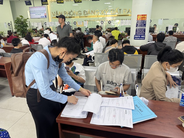 Người dân đua nhau đi làm hồ sơ nhà đất Người dân đua nhau đi làm hồ sơ nhà đất