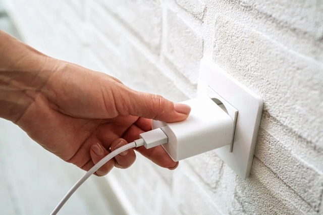 Bộ sạc điện thoại nóng có phải là điều bình thường? Bộ sạc điện thoại nóng có phải là điều bình thường?