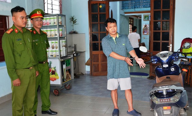 Quảng Nam: Tam giữ hình sự nghi phạm đập phá hàng loạt trụ ATM - Ảnh 1. Quảng Nam: Tam giữ hình sự nghi phạm đập phá hàng loạt trụ ATM - Ảnh 1.